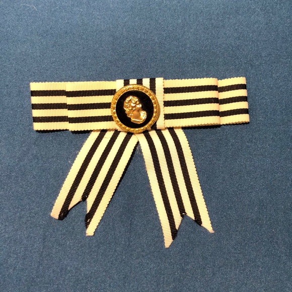 Brooch - Picture 1 of 6
